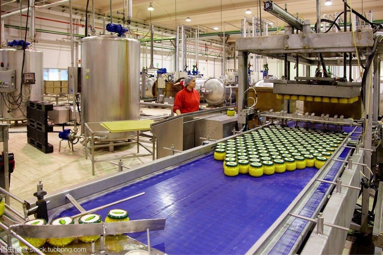 生产线在玻璃瓶罐头蔬菜和豆类玉米,玉米,罐头行业农业食品与物流中心gutarragruporiberebrovillafranca瓦西班牙