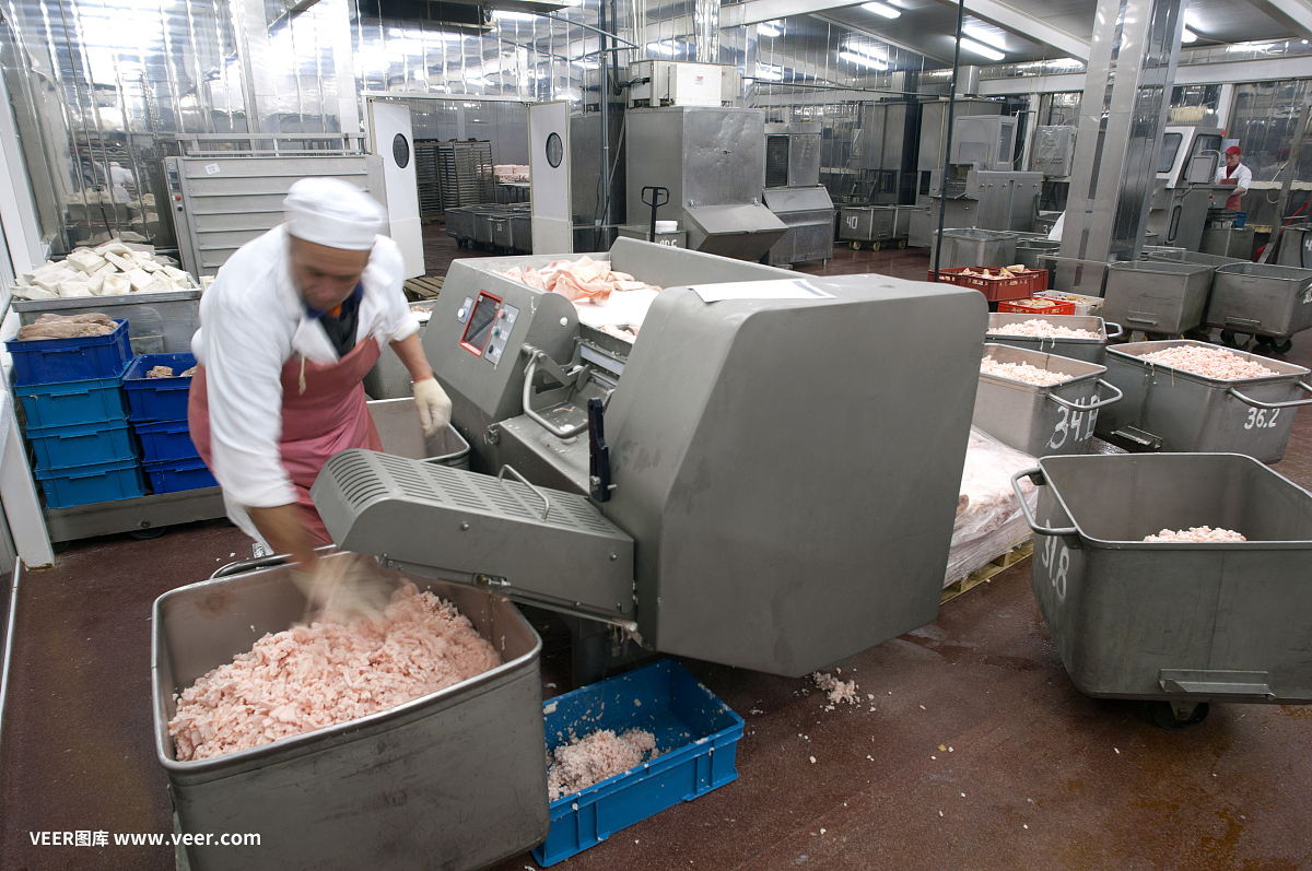 肉类生产机器在食品工厂。绞肉机。